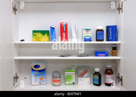 Cabinet in materia di droga sul muro di una stanza da bagno piena dei soliti pillole e pozioni Foto Stock