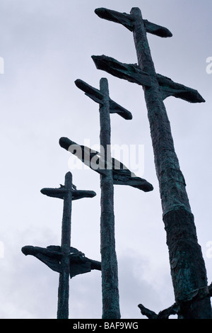 La carestia montanti di nave. I tre alberi della carestia nave, una scultura in bronzo di John Behan, contro un grigio e il cielo in tempesta. Foto Stock