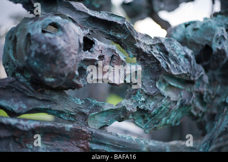 La carestia lo scheletro della nave. Dettagli dalla carestia nave memorial, una scultura in bronzo di John Behan, mostrando un cranio e la gabbia toracica Foto Stock