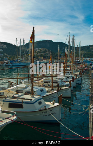 La peste majorquin llaud yachts nel porto di Port Andratx | Klassische majorkinische Llaut Yachten im Hafen von Port Andratx Foto Stock