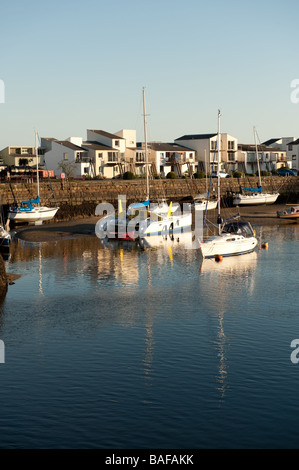 Appartamenti e monolocali - alcuni secondi o case vacanza - a Porthmadog porto e marina serata estiva gwynedd north Wales UK Foto Stock