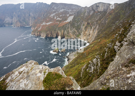 Le scogliere di Slieve League o Sliabh Liag. Il famoso alte scogliere drammaticamente in aumento a 600 metri da una spuma del mare Foto Stock