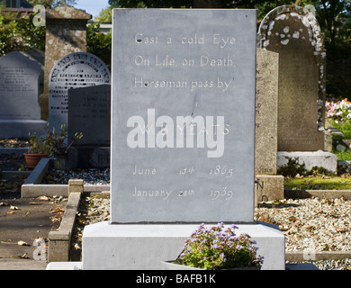 Poetico di pietre tombali irlandese. Gettare un occhio a freddo sulla vita e sulla morte. Cavaliere, passata a. W.B. Yeats tomba di pietra. Foto Stock