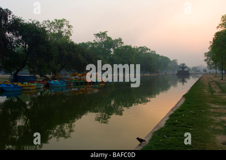 Stagno di sunrise vicino al Amar Jyoti Jawan India Gate Delhi India Foto Stock