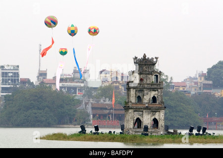 Thap Rua o la torre di tartaruga nel centro del Lago Hoan Kiem in Hanoi Vietnam Foto Stock