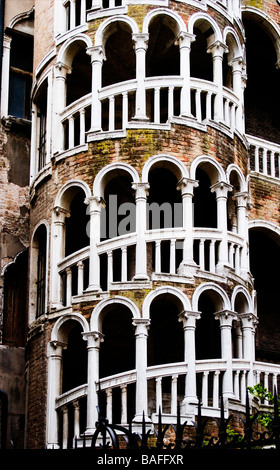 La scala a chiocciola di Palazzo Contarini del Bovolo Venezia Italia Foto Stock
