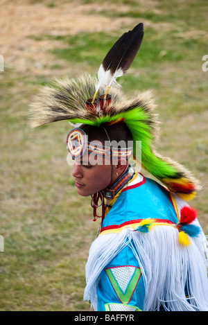 Un giovane uomo di Haliwa Saponi tribù indiana in North Carolina indossa un costume colorato durante il loro 44th Powwow annuale Foto Stock