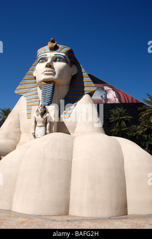 Un grande sfinge all'ingresso del Luxor Hotel and Casino Las Vegas Nevada USA Foto Stock