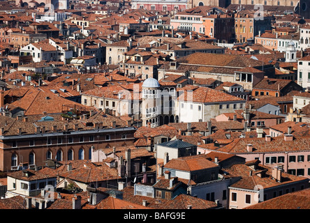 Vista sui tetti veneziani e la scala a chiocciola di Palazzo Contarini del Bovolo, come si vede dalla torre di St Marks Campanile Foto Stock