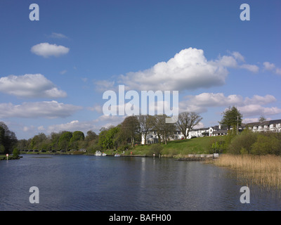 Il Killyhevlin Hotel e chalet, situato sulle rive del Lough Erne, vicino a Enniskillen Foto Stock