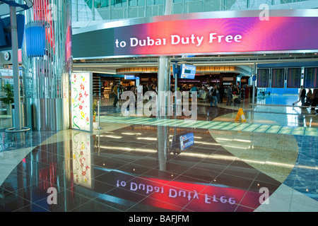 Duty free shoping in Dubai EMIRATI ARABI UNITI aeroporto Foto Stock