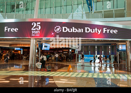 Duty free shoping in Dubai EMIRATI ARABI UNITI aeroporto Foto Stock