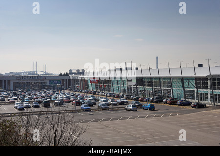 Lakeside Retail Park, Essex, Regno Unito, Benoy, Lakeside Retail Park paesaggio vista aerea attraverso il parco auto per vetrine del negozio. Foto Stock