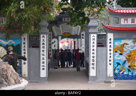 Ngoc Son Temple trova su Jade isola nel Lago Hoan Kiem in Hanoi Vietnam Foto Stock