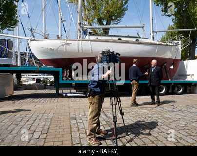 Famoso velista Sir Robin Knox Johnston ha intervistato in diretta su BBC News per il quarantesimo anniversario della sua vittoria, nella parte anteriore del Suhaili Foto Stock