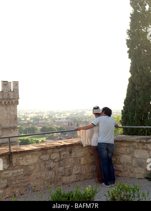 Una giovane coppia gode di un momento romantico insieme nella campagna italiana. Foto Stock