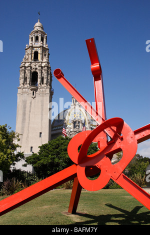 Museo dell'uomo con una scultura chiamato tumbleweed da Mark di Suvero in primo piano balboa park di san diego california usa Foto Stock