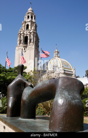 Museo dell'uomo con una scultura chiamato figura distesa arch gamba da Henry Moore Balboa Park di san diego california usa Foto Stock