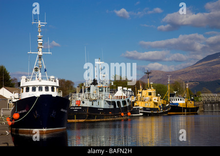 Barche ormeggiate sul Caledonian Canal al mare Corpach Loch Foto Stock