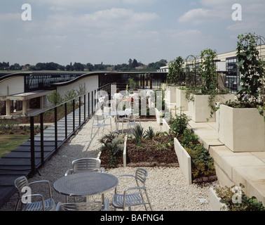 Cavo e wireless, Coventry, Regno Unito, Maccormac Jamieson Prichard, cavo e wireless con terrazza sul tetto con paesaggio. Foto Stock