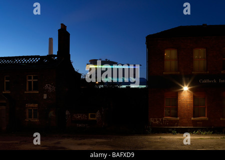 Onyx Fabbrica, Sheffield, Regno Unito, Claire Brew, Onyx fabbrica crepuscolo esterna attraverso gli edifici esistenti. Foto Stock