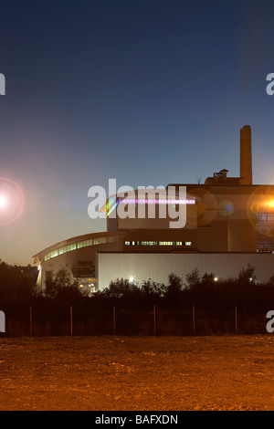 Onyx Fabbrica, Sheffield, Regno Unito, Claire Brew, Onyx factory vista dal campo con il bruciatore a fiamma viva. Foto Stock