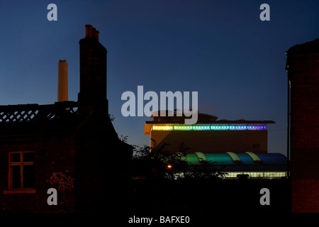 Onyx Fabbrica, Sheffield, Regno Unito, Claire Brew, Onyx fabbrica crepuscolo esterna attraverso gli edifici esistenti. Foto Stock