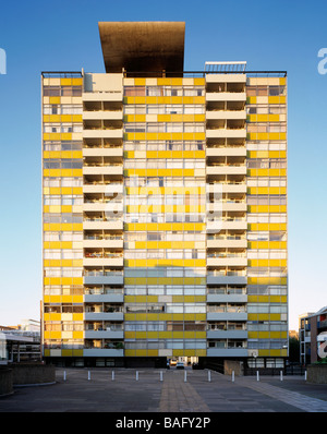 Golden Lane alloggiamento station wagon, Londra, Regno Unito, Chamberlin Powell e Bon, Golden Lane alloggiamento station wagon vista dal barbican Foto Stock