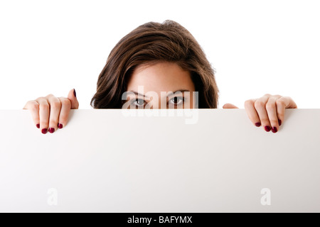 Faccia parziale della giovane e bella caucasian brunette studente business donna tenendo un white blank board isolato Foto Stock