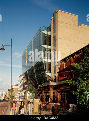 Cipd uffici, Londra, Regno Unito, Gmw Architects, Cipd uffici contesto shot accanto al pub. Foto Stock