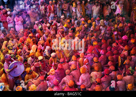 Gli uomini da Nandgaon & Barsana sedersi faccia a faccia in un Samaaj (un incontro comunitario) durante il festival di Holi Uttar Pradesh, India Foto Stock