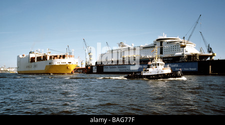 Aprile 20, 2009 - Grimaldi Grande Africa lasciando il porto tedesco di Amburgo. Foto Stock