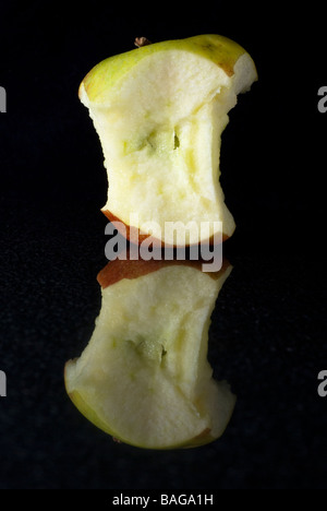 Nucleo di un braeburn Apple su un nero lucido superficie in granito Foto Stock