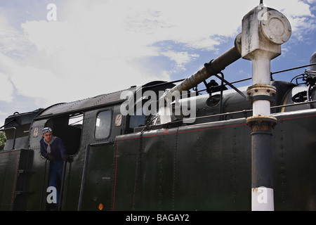 Un treno a vapore tenendo su acqua Limousin Francia Foto Stock