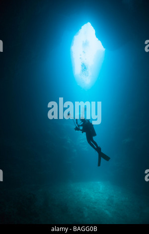 Sommozzatore in Siaes tunnel Cave Micronesia Palau Foto Stock