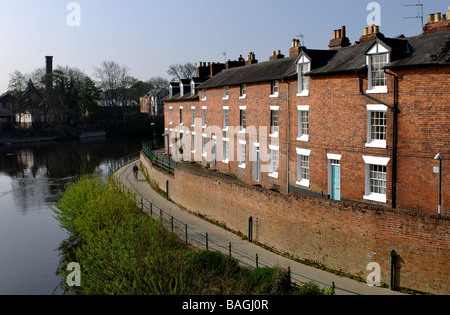 Terrazzo marino e il fiume Severn dal ponte inglese, Shrewsbury, Shropshire, Inghilterra, Regno Unito Foto Stock