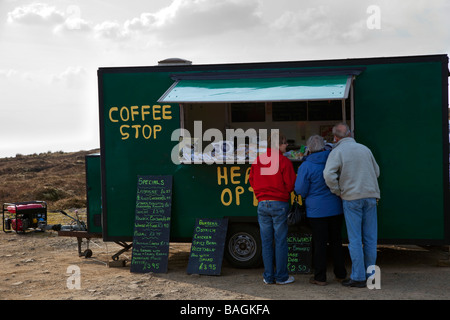 Roadside Diner Queue all'esterno presso la fermata del caffè Hill Top. Scottish Mobile snack van a Quiraing sul crinale di Trotternish. Isola di Skye, Scozia, Regno Unito Foto Stock