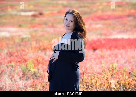 Ritratto di una donna in stato di gravidanza al grande prato nel Shenandoah National Forest e il Blue Ridge Parkway in Albemarle County. Foto Stock