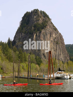 In barca a vela e Kayakers - Beacon Rock State Park, Nord Bonneville, Washington Foto Stock