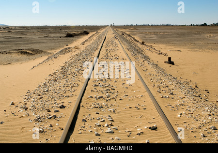 Egitto Alto Egitto, Deserto Libico, Kharga Oasis, Baris-Kharga linea ferroviaria Foto Stock