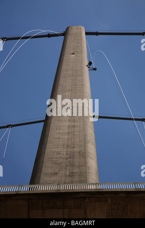 Due persone rappel off la Humber Bridge a Hull in Inghilterra Foto Stock