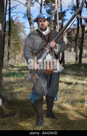 Aromed English Civil War Sealed Knot Covenanters ha suonato in costume. Reenactor in Fraser's Dragoons at Braemar Castle, Aberdeenshire, Scotland, UK Foto Stock