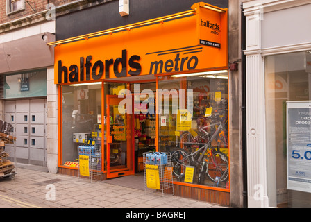 L'Halfords metro shop store in York,Yorkshire, Regno Unito Foto Stock