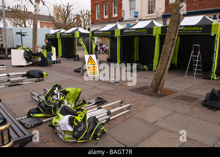 Un locale mercato outdoor impostazione delle loro stalle in York,Yorkshire, Regno Unito Foto Stock