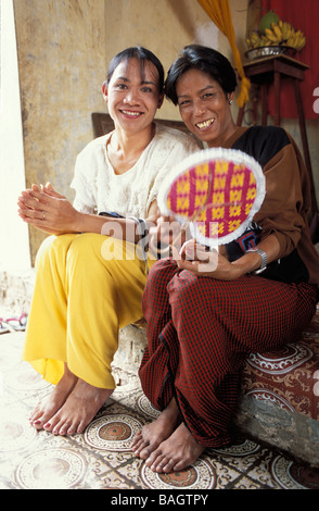 Myanmar (Birmania), Divisione Sagaing, Taungbyon, Nat Pwe (Festival di spiriti), coppia gay Foto Stock