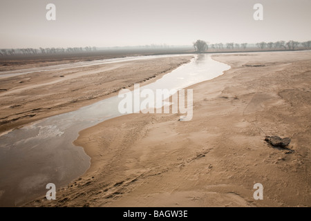 Un fiume di bassa causati dal cambiamento climatico indotto la siccità nel nord della Cina Foto Stock