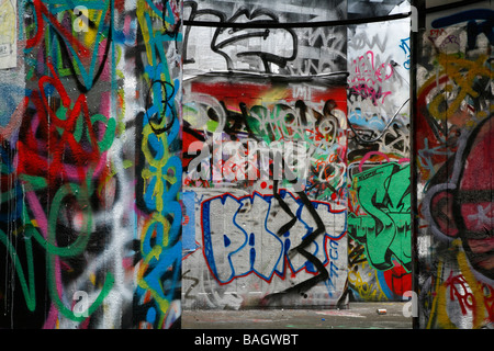 Graffiti Skateboard coperto area sotto la Queen Elizabeth Hall Undercroft, South Bank di Londra, Regno Unito Foto Stock