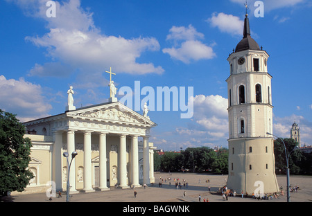 La Lituania, Vilnius, centro storico elencati come patrimonio mondiale dall' UNESCO, St Stanislas Cattedrale e la torre campanaria Foto Stock