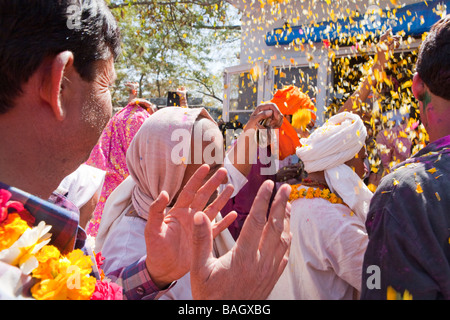 Gente indiana celebra la Holi festival Mathura India Asia Foto Stock