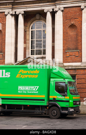 Una la Tuffnells verde grande macchina pacchi autocarro van consegnare i pacchi nel Regno Unito Foto Stock